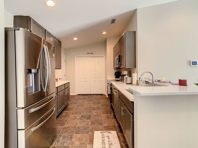 Building Photo - Beautiful 3 Bedroom 2 bath Home in desirab...
