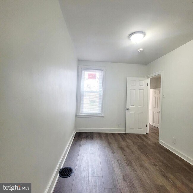 Building Photo - 1854 N Judson St