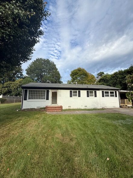 Building Photo - Room in House on Hand Cir