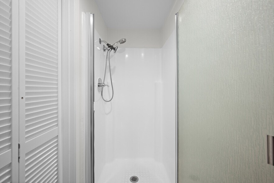 Building Photo - 323 N Jackson St