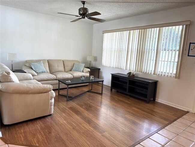 Building Photo - 1902 Bermuda Cir