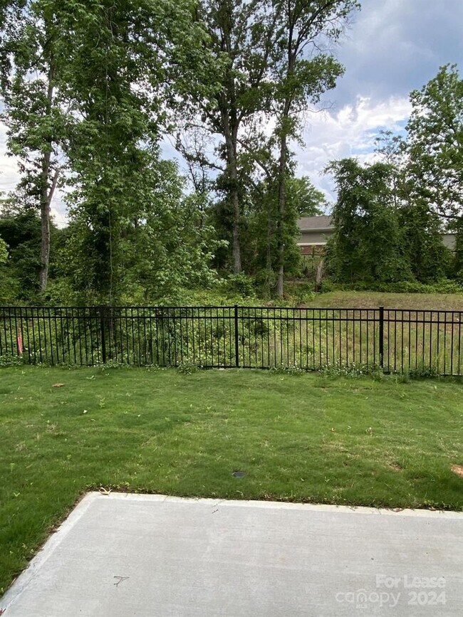 Building Photo - 1006 Moffat Ln