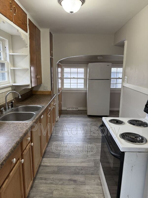 Building Photo - 700 SW Macvicar Ave