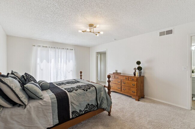 Building Photo - 2400 Sq Ft Condo for Rent Near Shopping