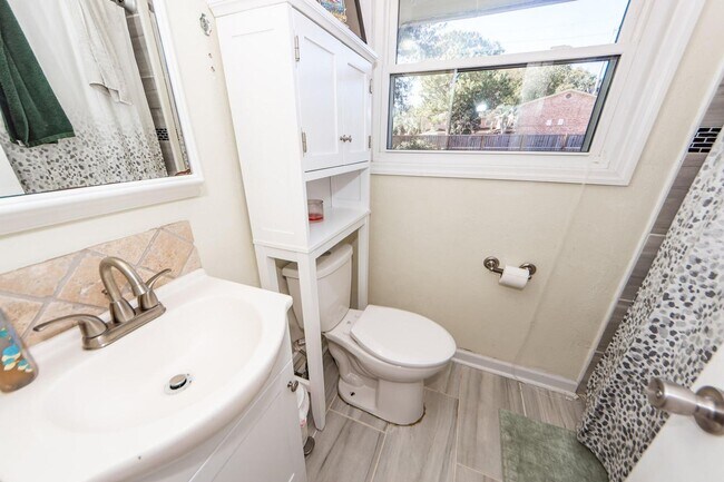 Building Photo - Comfortable Home Minutes from Park Circle