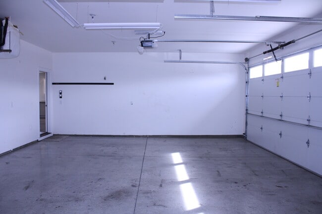 Building Photo - Centrally Located in Kennewick!