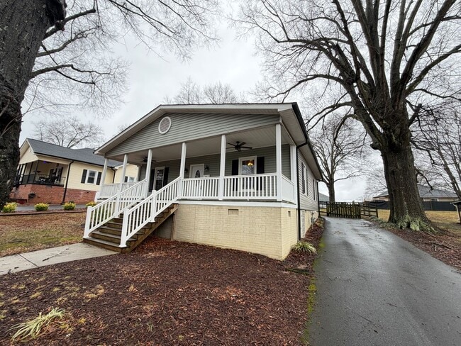 Building Photo - Inviting 2-Bedroom Home with Large Front Porch in KannapolisI’m