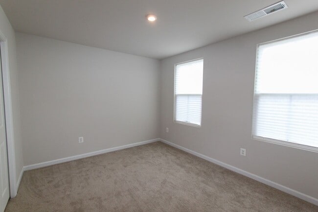Building Photo - 4 Bed, 2.5 Single Family Home in Bunker Hi...