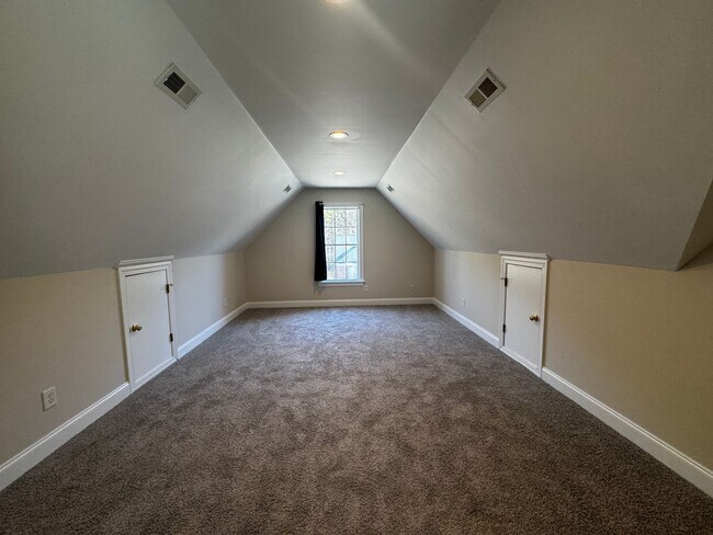 Building Photo - 181 New Hampshire Ct