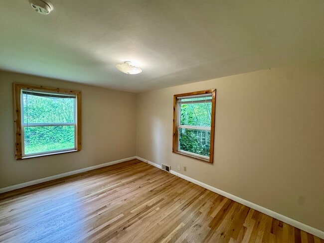 Building Photo - One Block to Lake Washington, Available Aug 1st