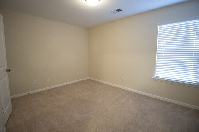 Building Photo - Spacious 3 Bedroom, 2.5 Bathroom Townhome ...