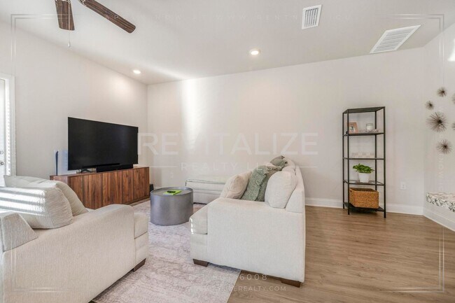 Building Photo - Beautiful Townhome in Quail Hollow, Spanis...