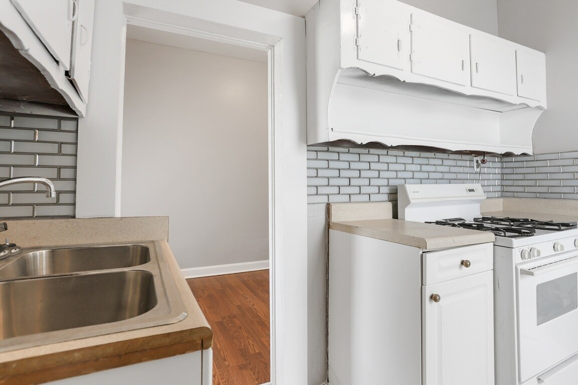 Building Photo - 1023 W 37th St