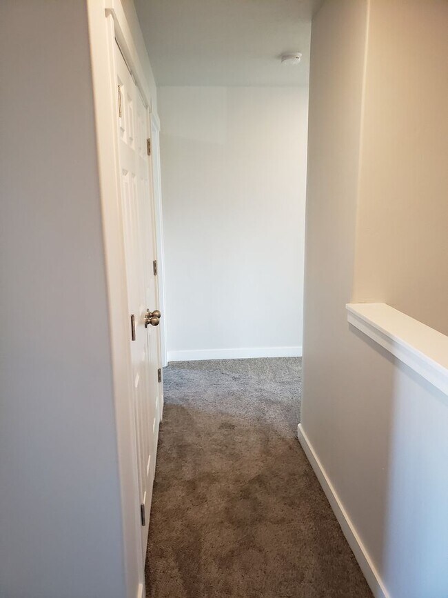 Building Photo - Beautiful 4-Bedroom Townhome in Prime Springville Location!