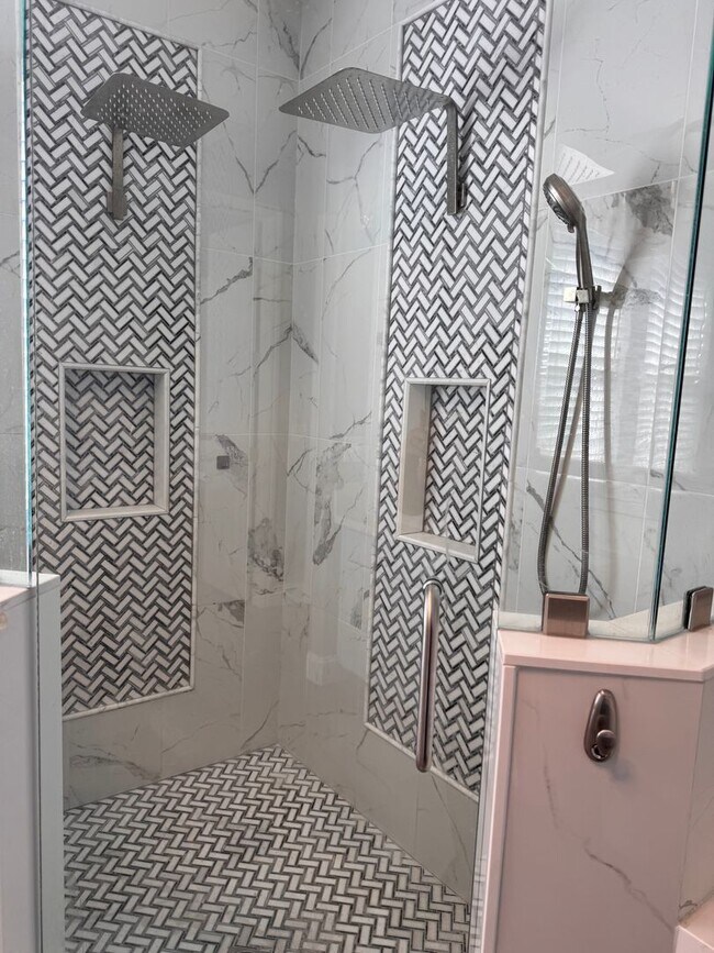 Building Photo - Beautiful single family home