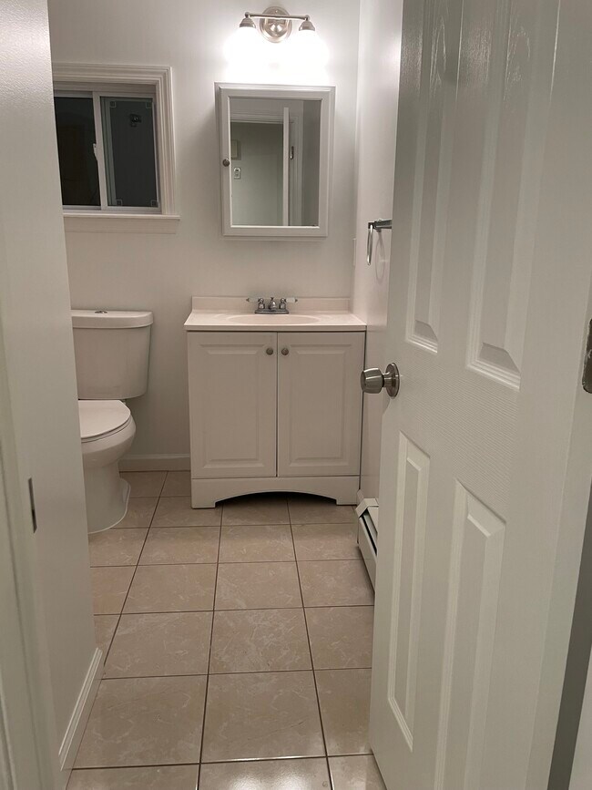 Building Photo - 18 Sarah St