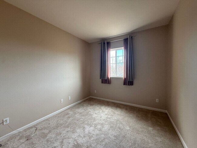 Building Photo - Private Cul-de-Sac Home in Gated Roseville Community with Views