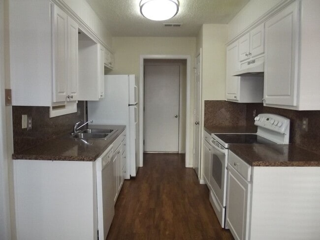 Building Photo - Great updated 4 bedroom 2.5 bath home, 2 c...