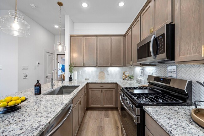 Building Photo - 1570 W Tidwell Rd