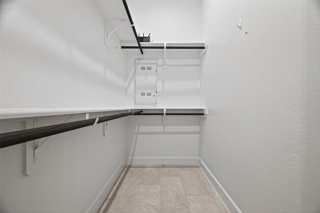 Building Photo - 302 Sky Top Dr