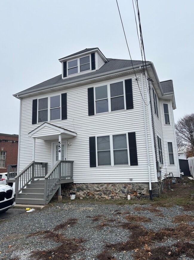 Building Photo - 554 Main St