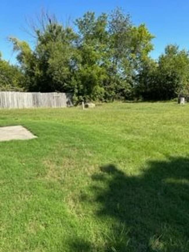 Building Photo - 3 Bed/1.5 Bath Home in Lees Summit!