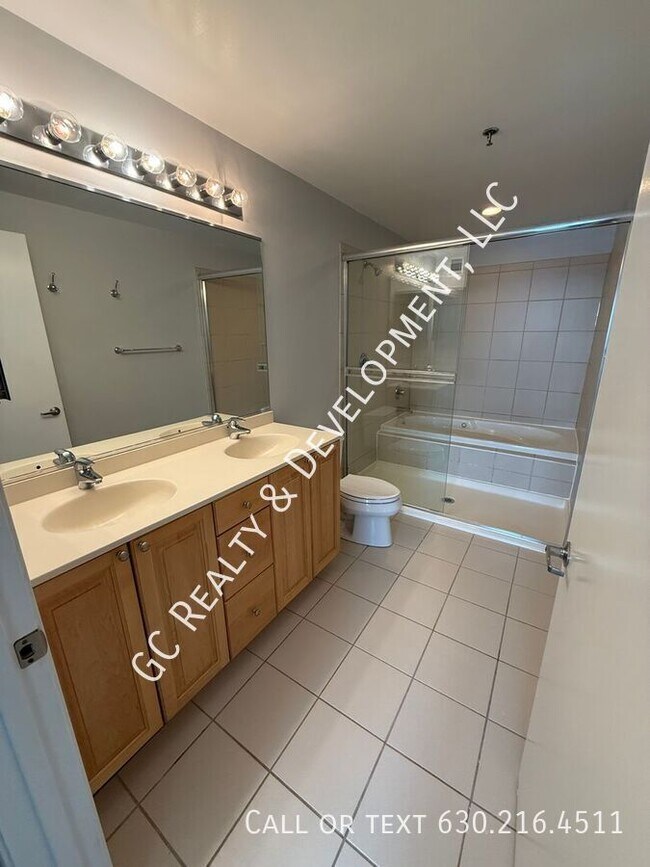 Building Photo - 701 S Wells St