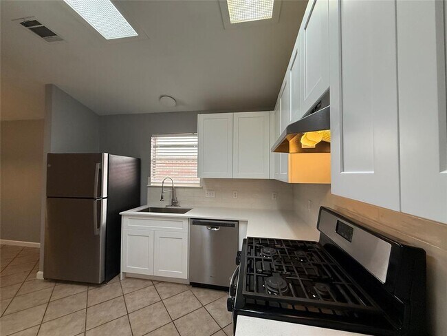 Building Photo - 2512 Claudia Dr