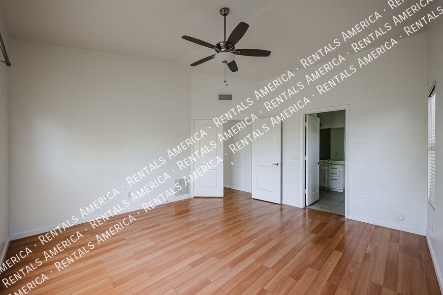 Building Photo - 568 E Sherri Dr