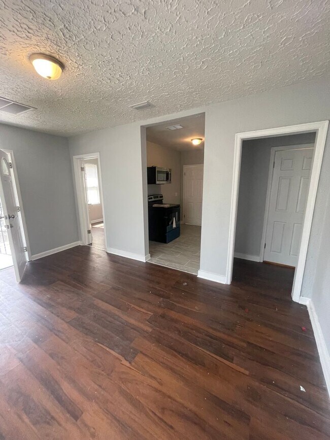 Building Photo - 3/1 Single family home : Available now!