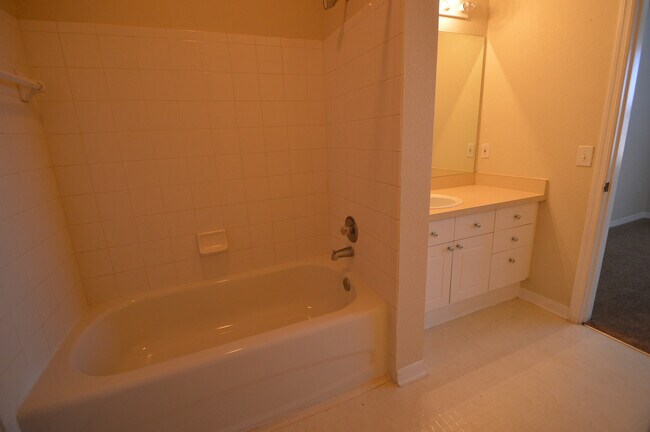 Building Photo - TAMPA: 2 bed/ 2bath condo on 2nd floor in ...