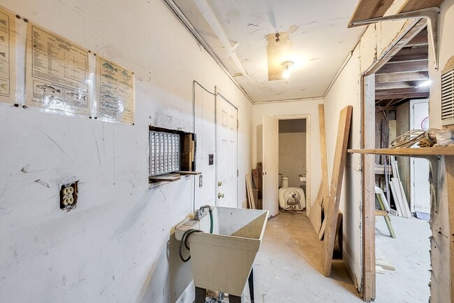 Building Photo - Beautiful Baldwin Park Craftsman home ready for move in!