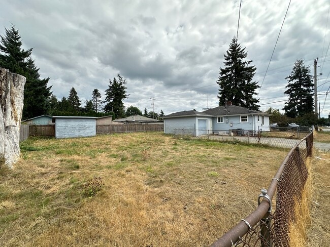 Building Photo - White Center - 3 Bedroom / 1.5 Bath Rambler