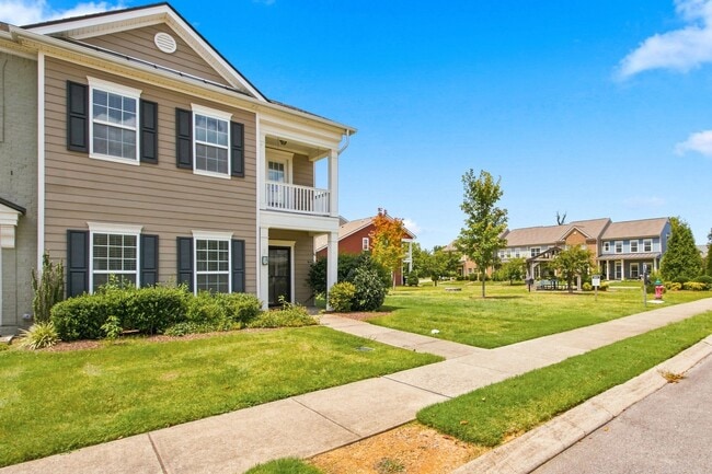 Building Photo - 2055 Hemlock Dr