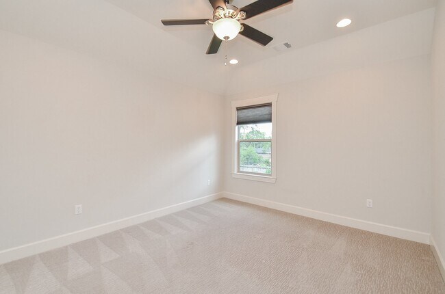 Building Photo - 5413 De Milo Dr