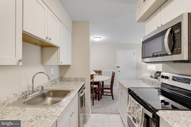 Building Photo - 5902 Surrey Hill Pl