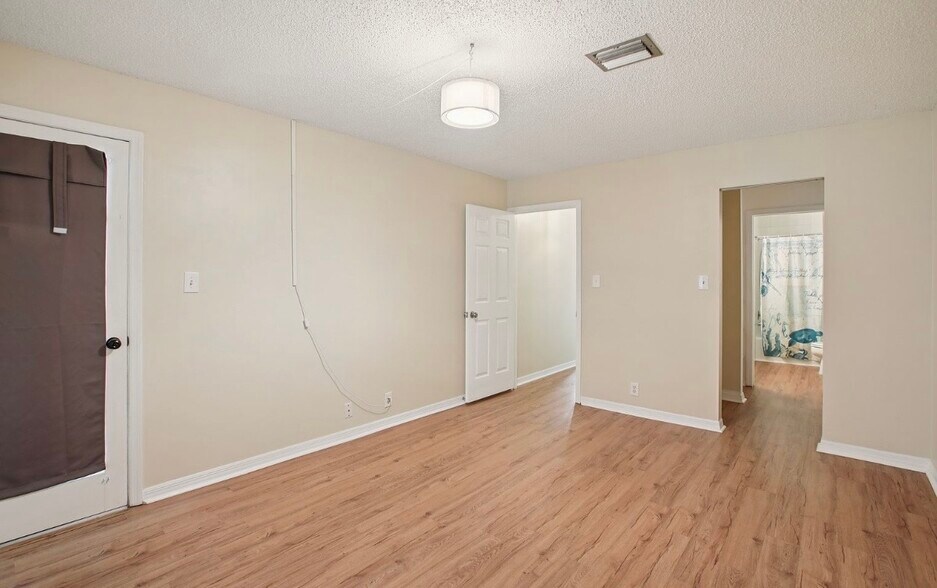 Building Photo - 7300 Sunshine Skyway Ln S