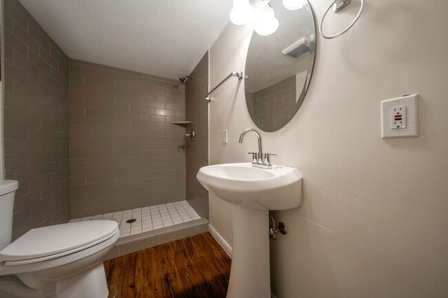 Building Photo - Spacious Sandy Rambler w 2 car attached