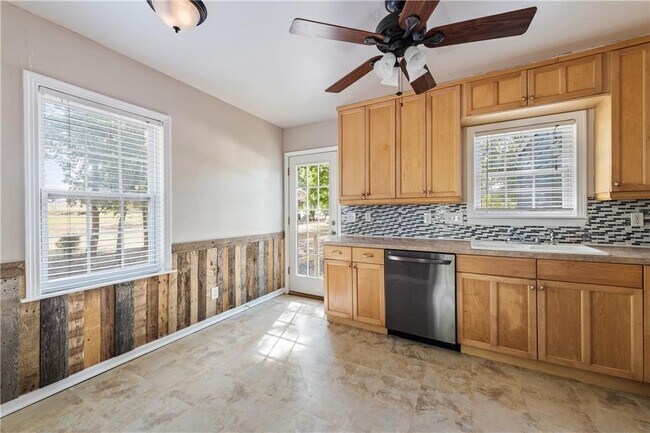 Building Photo - 2201 Cr 320