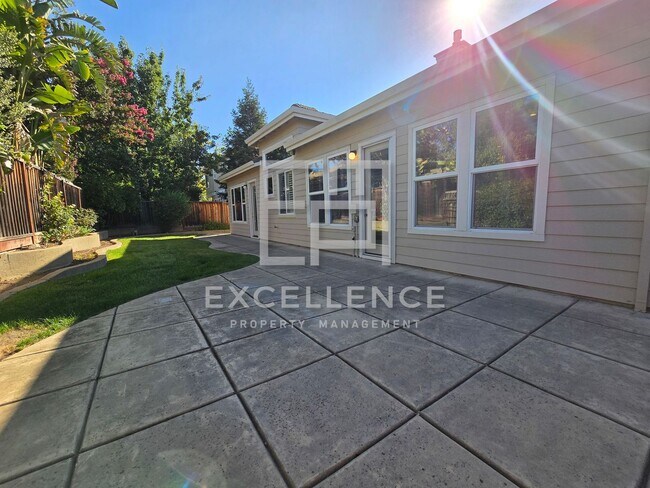Building Photo - 3/2.5 Home + Office with 2219SF of Beautif...