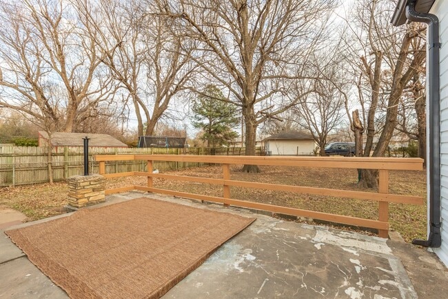 Building Photo - Beautiful 3 bedroom 1 bath, Available in April!