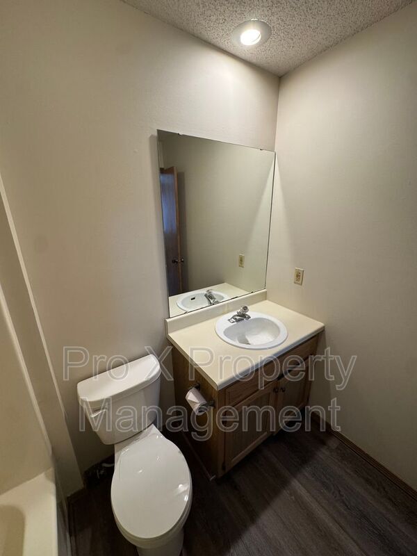 Building Photo - 300-310 Streamside Ct