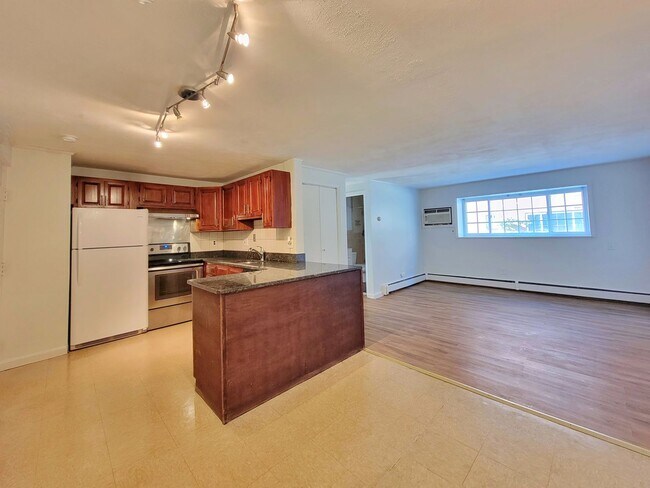 Primary Photo - Heat, hot water and parking included! Cozy...