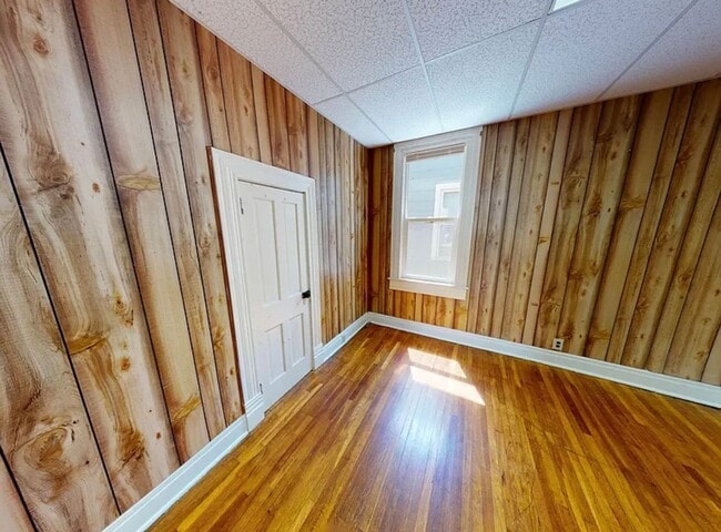 Building Photo - 3 bedroom 1.5 bath house - Now available for the 2026/2027 lease term!