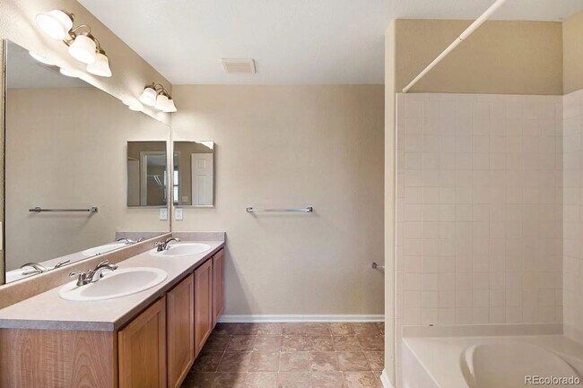 Building Photo - Bright Open-Concept Condo with 1-Car Garage in Prime Commuter Location