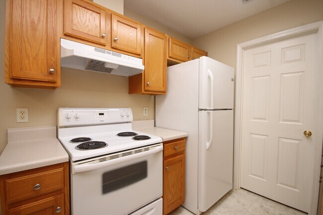 Building Photo - 3BR/2BA Home Near UWF – Wood-Look Flooring, Galley Kitchen, Pet Friendly!