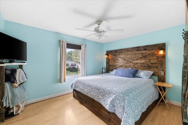 Building Photo - Spacious Home with Amazing Fenced Yard in ...