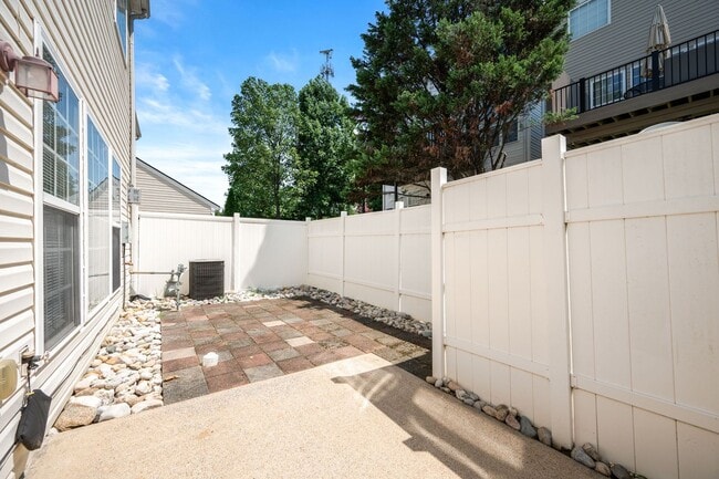 Building Photo - Creekside at Brentwood!