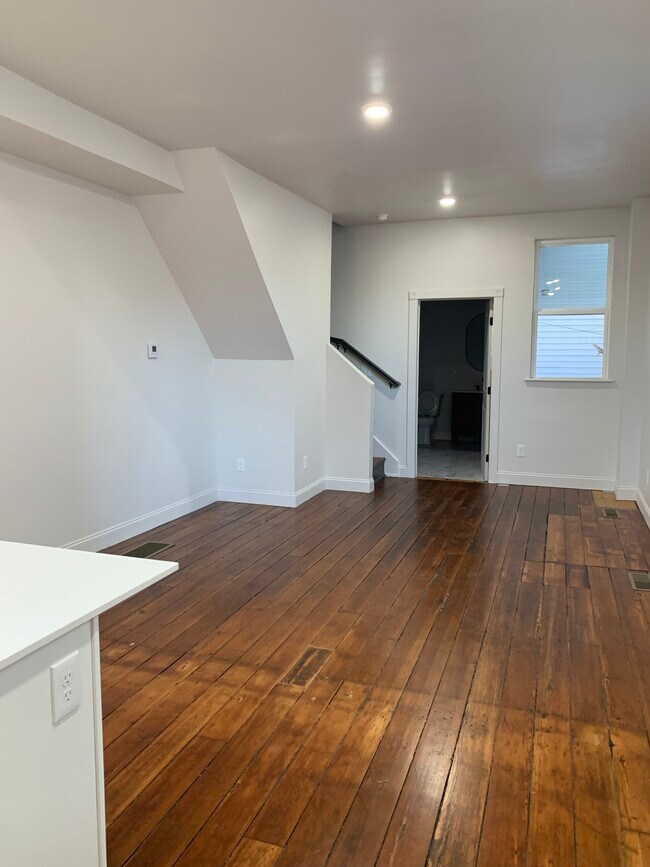 Building Photo - 128 W 9th St