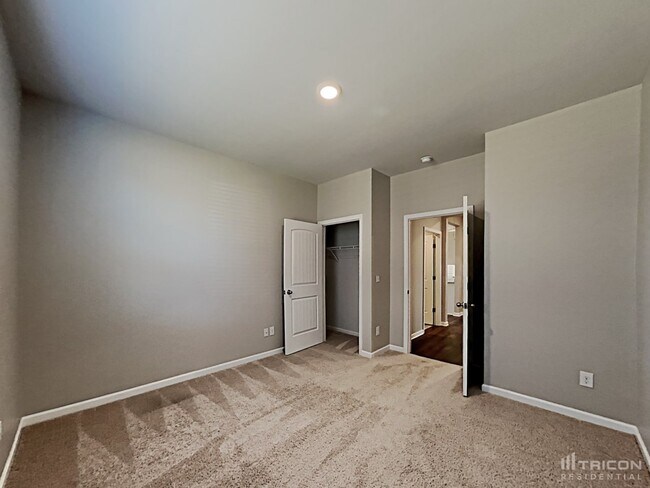 Building Photo - 2082 Sunflower Dr